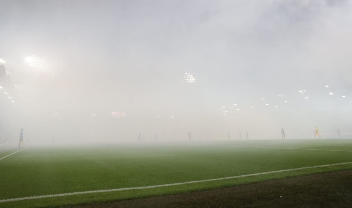 Bilder des Tages Sie sehen, dass Sie nichts sehen: Beim Lokalderby Grazer AK - Sturm Graz kommt es zur Spielunterbrechung, weil Rauch von Pyrotechnik das Stadion komplett vernebelt.