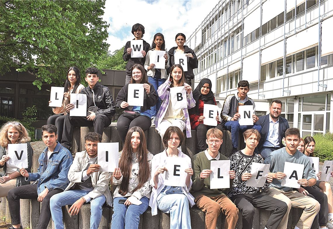 Plädoyer für eine bunte Gesellschaft Sie sind prädestiniert, um kulturelle Vielfalt aufzuzeigen: die Schüler der VABO-Klassen an der Beruflichen Schule Mühlacker mit Klassenlehrerin Ute Aupperle (unten li.) und Schulsozialarbeiter Senadin Ibricic (zweite Reihe, re.). Foto: Bischoff-Krappel