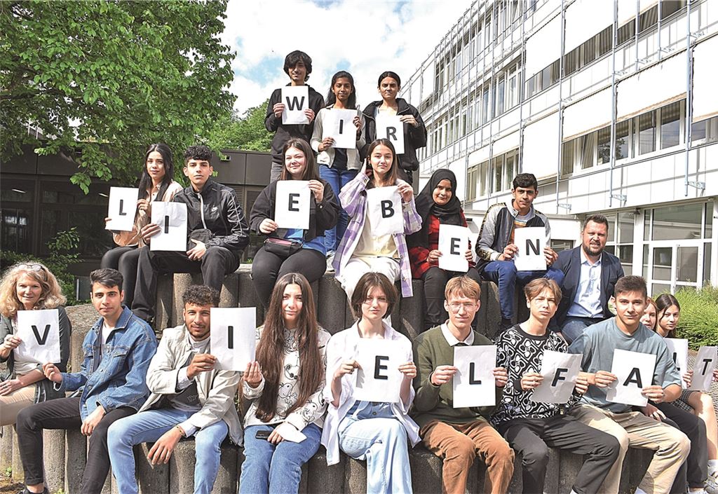 Sie sind prädestiniert, um kulturelle Vielfalt aufzuzeigen: die Schüler der VABO-Klassen an der Beruflichen Schule Mühlacker mit Klassenlehrerin Ute Aupperle (unten li.) und Schulsozialarbeiter Senadin Ibricic (zweite Reihe, re.). Foto: Bischoff-Krappel