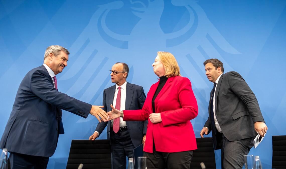 Sie sind sich einig – nur was haben die Bürger davon? Die Spitzen der Koalition: CSU-Chef Markus Söder, Kanzler Friedrich Merz, SPD-Chefin Bärbel Bas und Vizekanzler Lars Klingbeil (von links).