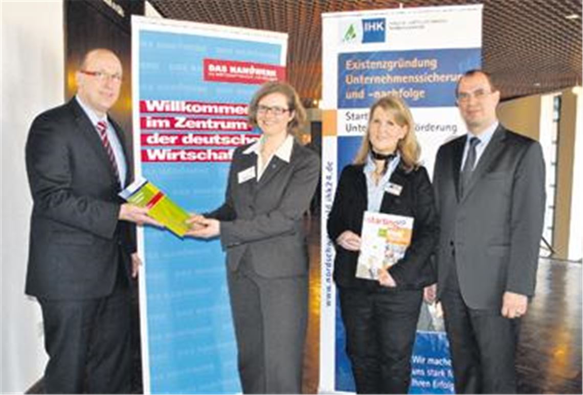Sie stehen Existenzgründern zur Seite (v. li.): Jörg Fuchs von der Handelskammer Karlsruhe, die Mühlacker Wirtschaftsförderin Anette Leitner, IHK-Gründungsberaterin Anja Maisch und Oberbürgermeister Frank Schneider. Foto: Stahlfeld