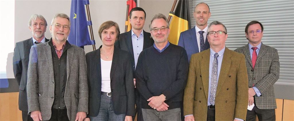Sie stehen für das Haus des Jugendrechts als Erfolgsmodell: Uwe Carl, Uwe Jung-Pätzold, Birgit Witterberg, Henrik Blaßies, Wolfgang Schwaab, Marco Püschel, Achim Jung und Franz-Josef Heering (v. li.). Foto: Friedrich