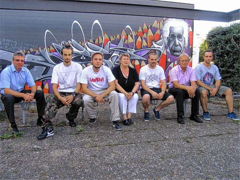 Sie stellen das gelungene Graffito bei der Mörike-Realschule vor (v. li.): Schulleiter Dr. Hans-Joachim Blum, die Künstler Sven Bruxmeier und Constantin Pannwitz, Lehrerin Joan Neuwirth, Theo Seemann (Sender City e. V.), Stadtwerke-Geschäftsführer Jürgen Meeh und Manuel Haug (Sender City).