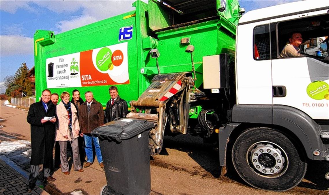 Sie stellen in Ispringen die neue Seitenladertechnik für die Abholung des Rest- und Biomülls im Enzkreis vor (v. li.): Enzkreis-Umweltdezernent Karl-Heinz Zeller, Helmut Siegrist, Annika Schenk und Ulrich Kleinhans von der Entsorgungsfirma Sita, Enzkreis-Abfallwirtschaftsamts-Leiter Ewald Buck und Ispringens Bürgermeister Volker Winkel.