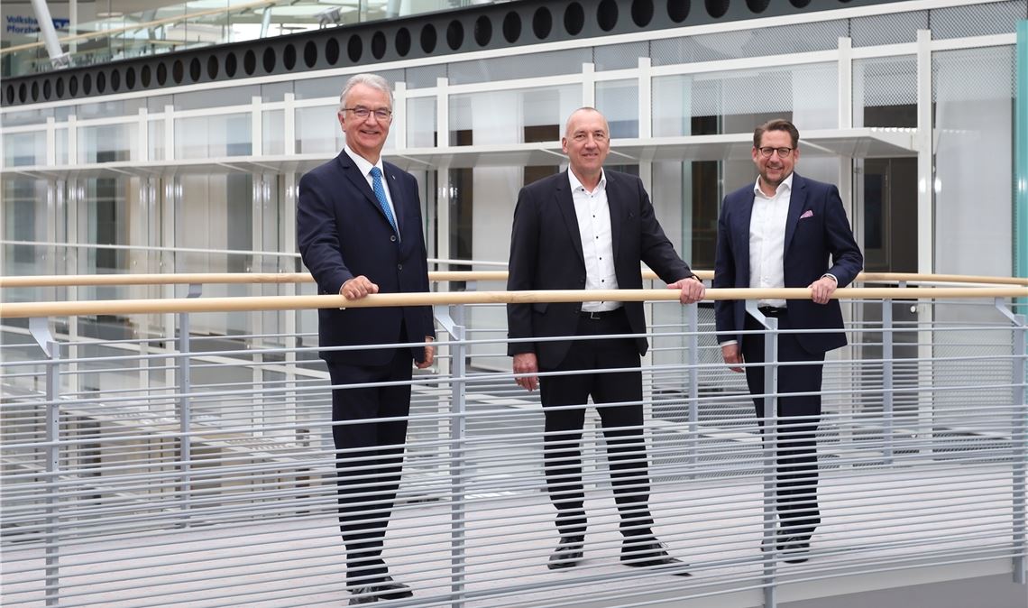 Sie streben fürs nächste Jahr eine Fusion ihrer Geldhäuser an (von links): Jürgen Zachmann, Vorstandsvorsitzender der Volksbank Pforzheim, Jürgen Wankmüller, Vorstandsvorsitzender der VR Bank Enz plus, und Matthias Hümpfner, Mitglied des Vorstands der Volksbank Karlsruhe Baden-Baden. Foto: Volksbank