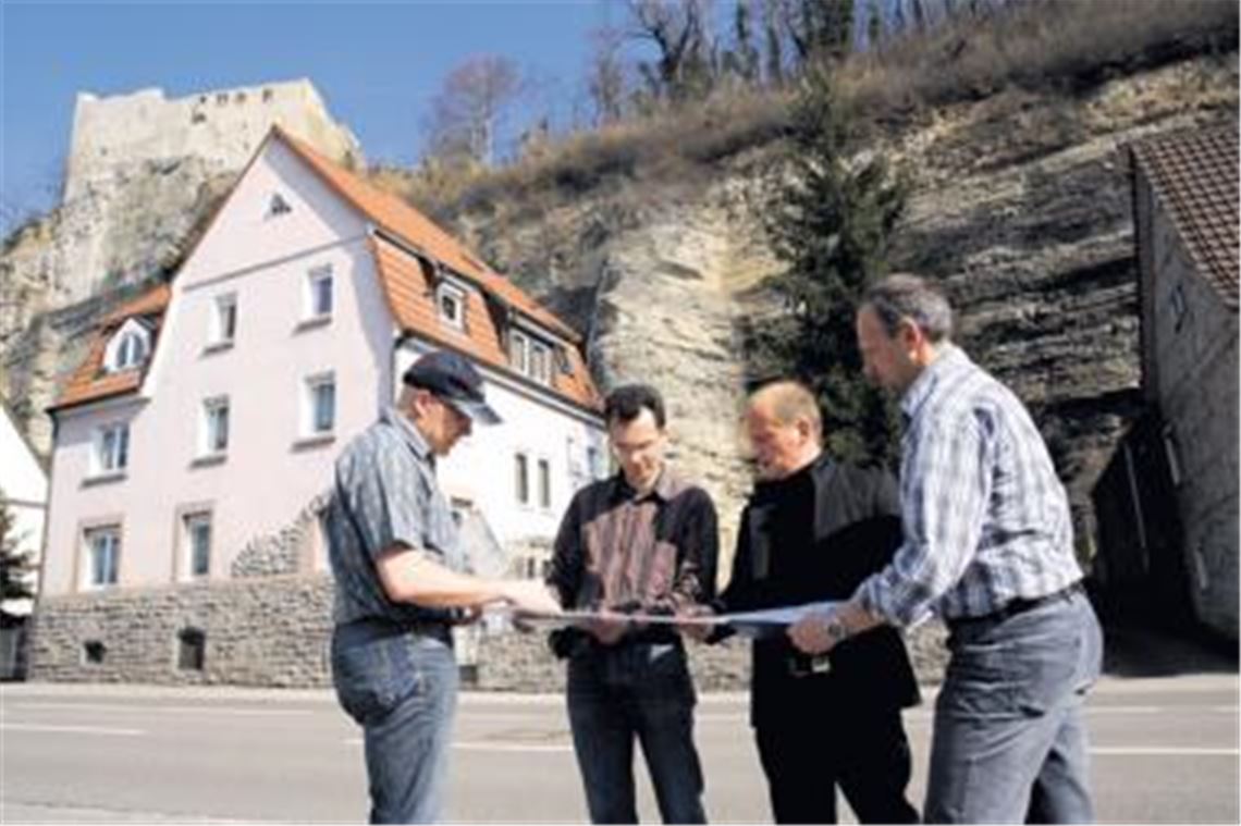 Sie untersuchen die Sicherheit an der Felswand (v. li.): die Fachmänner Bernd Hippler und Bernd Göhner, Bürgermeister Winfried Abicht und Jörg Soulier vom Mühlacker Tiefbauamt. Foto: Sadler