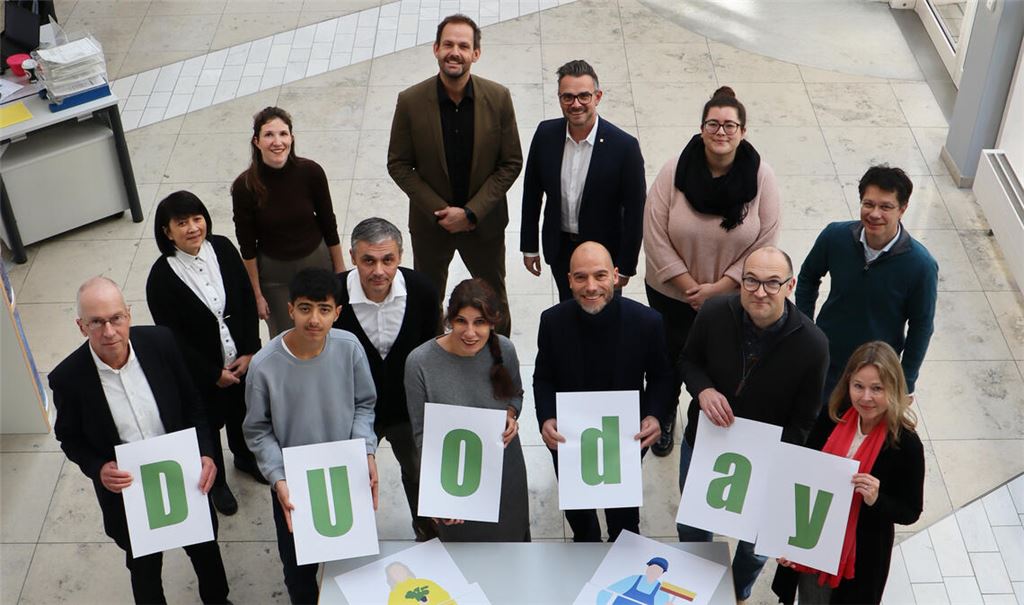 Sie werten den „DuoDay“ als vollen Erfolg (hintere Reihe von li.): die Leiterin der „Berufsvorbereitenden Einrichtung“, My Thanh Nguyen, die Behindertenbeauftragte des Enzkreises, Anne Marie Rouvière-Petruzzi, Landrat Bastian Rosenau, Pforzheims Oberbürgermeister Peter Boch, die Sozialplanerin des Enzkreises, Katja Fridrikind, WSP-Geschäftsbereichsleiter Markus Epple sowie (vordere Reihe von li.) Pforzheims Sozialbürgermeister Frank Fillbrunn, der Schüler der „Berufsvorbereitenden Einrichtung“, Reyan Adel, der Ausbildungsbeauftragte im Landratsamt, Michael Fink, die Sozialdezernentin und der Wirtschaftsförderer des Enzkreises, Katja Kreeb und Jochen Enke, der Leiter des Integrationsfachdienstes Nordschwarzwald, Norbert Meiss, und die Vorsitzende der Geschäftsführung der Agentur für Arbeit Nagold-Pforzheim, Martina Lehmann. Foto: Enzkreis/Joos