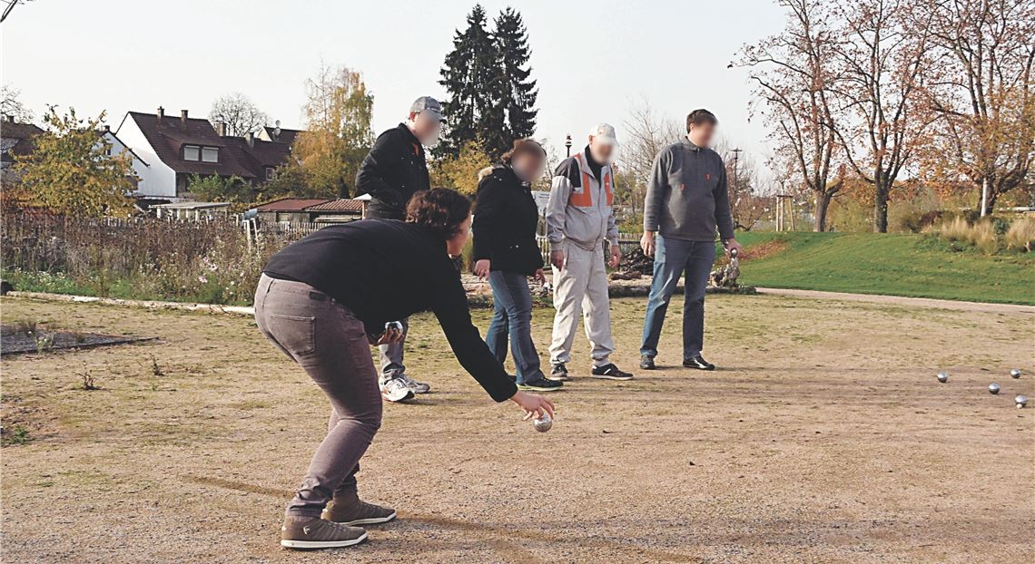 Sie wollen auch in Zeiten der Pandemie nicht auf ihr Hobby verzichten: Zwei Haushalte spielen hier Corona-konform in den Enzgärten Boule. Fotos: Stahlfeld