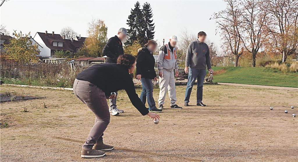 Sie wollen auch in Zeiten der Pandemie nicht auf ihr Hobby verzichten: Zwei Haushalte spielen hier Corona-konform in den Enzgärten Boule. Fotos: Stahlfeld