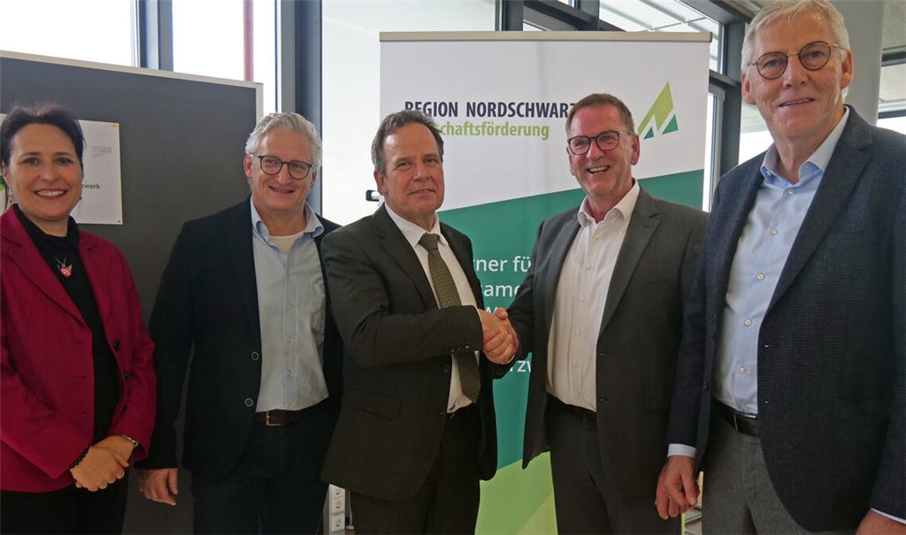 Sie wollen die Unternehmen im Transformationsprozess nicht alleine lassen: Rebecca Bulander, Bernhard Kölmel, Ulrich Jautz, Jochen Protzer und Helmut Riegger (v.li.) besiegeln den Aufbau einer Wissensbasis, der mit 800000 Euro vom Bund gefördert wird. Foto: Friedrich