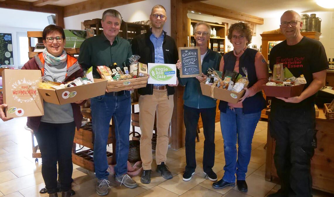 Sie wollen mit der Genusskiste des Enzkreis die Bürger mit regional biologisch und hochwertig erzeugten Produkten begeistern: Annemarie Beigel, Jürgen Krauth, Holger Nickel, Bernhard Reisch, Cornelia Burghardt und Andreas Beier (v.li.). Foto: Friedrich