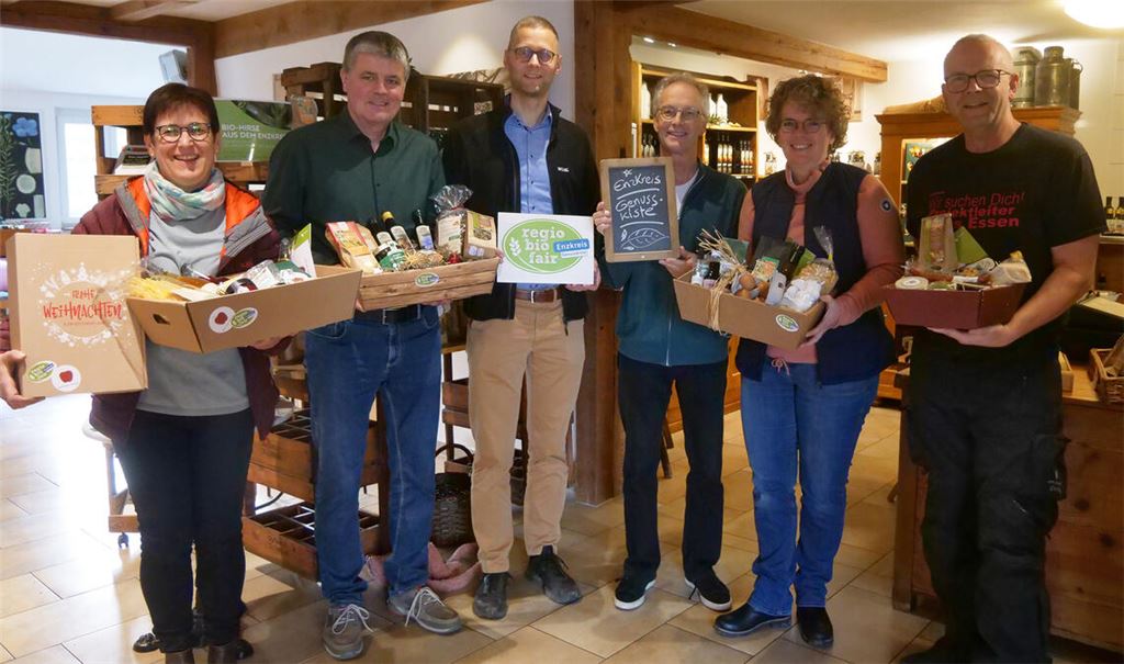 Sie wollen mit der Genusskiste des Enzkreis die Bürger mit regional biologisch und hochwertig erzeugten Produkten begeistern: Annemarie Beigel, Jürgen Krauth, Holger Nickel, Bernhard Reisch, Cornelia Burghardt und Andreas Beier (v.li.). Foto: Friedrich