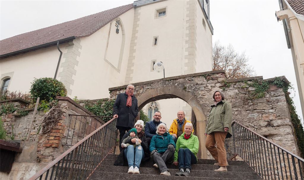Sie ziehen für eine Spendenaktion für die Mauer der Andreaskirche an einem Strang (vorne sitzend von links): die Stadträtinnen Miriam Lindauer und Dr. Angelika Denzler und die Vorsitzende des Kirchengemeinderats, Barbara Straub, sowie (hinten von links) Stadtrat Rolf Leo, Pfarrer Marcus Kalkofen, Stadtrat Manfred Rapp und Beate Kärcher-Buck vom Mühlacker Verschönerungsverein. Krankheitsbedingt fehlten beim Fototermin am Freitag die ebenfalls beteiligten Stadträtinnen Natascha Blattner und Laura Craiss. . Foto: Fotomoment