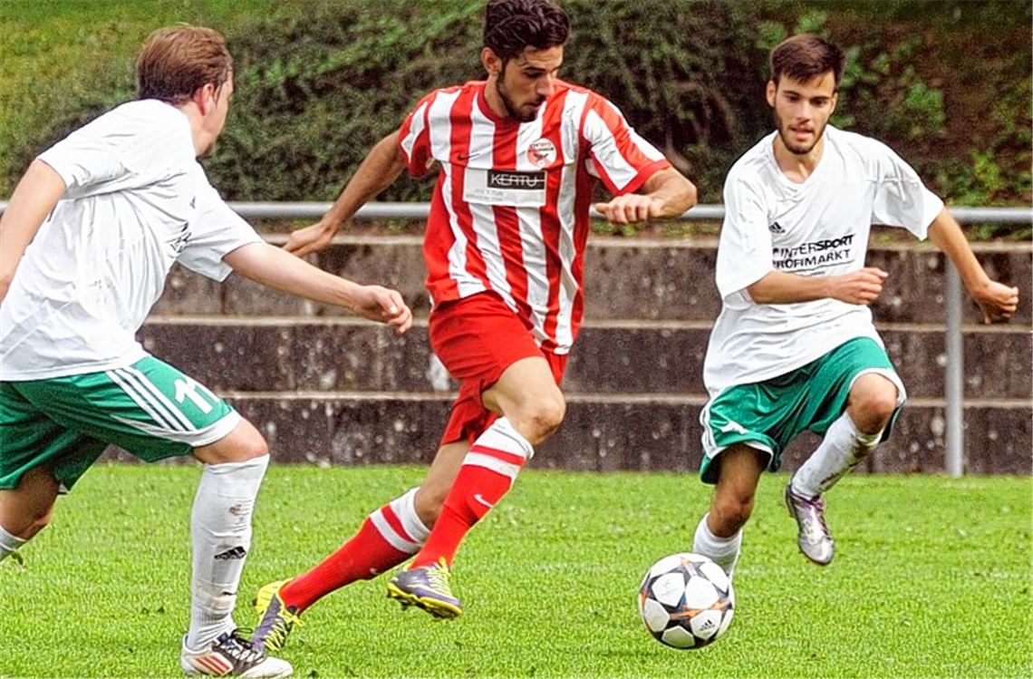 Siebenfacher Torschütze: Patrick Pirrera (Mitte) ist nicht zu halten. Foto: Fotomoment