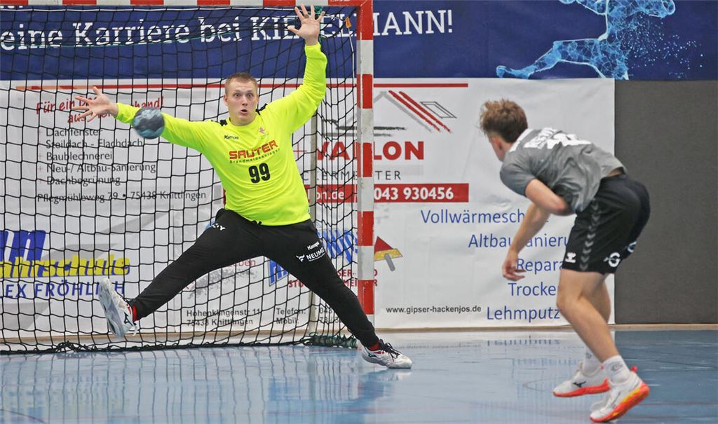 Siebenmeterheld: der A-Jugend-Torwart Reinhard Kunz hält den Sieg fest. Foto: Jürgen Müller