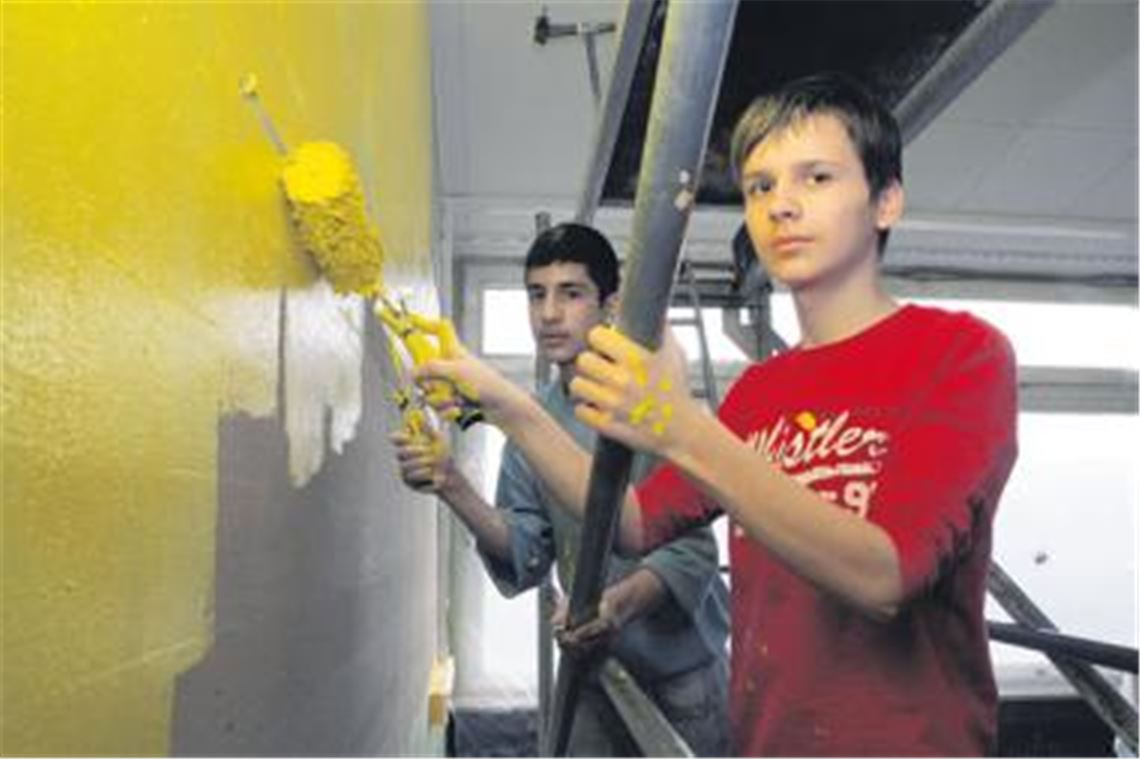 Siebt- und Achtklässler der Ulrich-von-Dürrmenz-Schule setzen ein Signal in Gelb: Am Tag der offenen Tür steht der renovierte Musterraum auf dem Prüfstand. Foto: Hansen