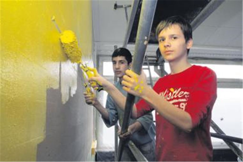 Siebt- und Achtklässler der Ulrich-von-Dürrmenz-Schule setzen ein Signal in Gelb: Am Tag der offenen Tür steht der renovierte Musterraum auf dem Prüfstand. Foto: Hansen