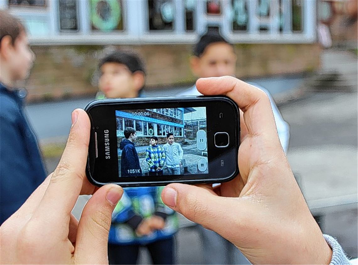 Siebtklässler beim Gestalten ihres Video-Clips.