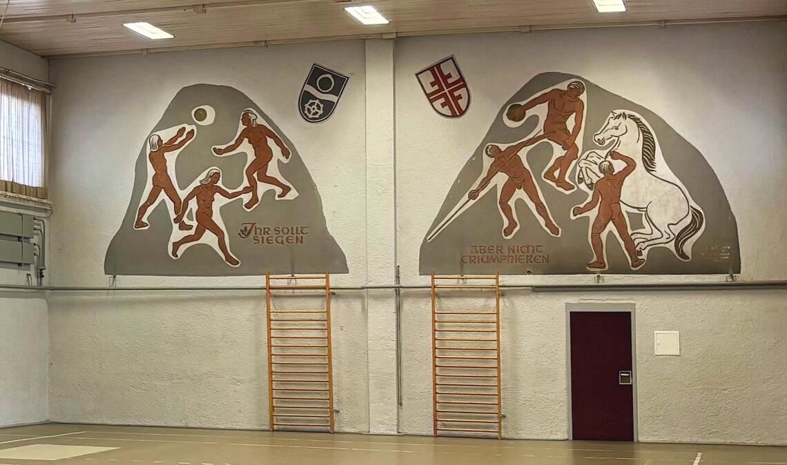 Siegen, aber nicht triumphieren: das Innenleben der 1937 eingeweihten und 1949 wiederaufgebauten Halle mit markantem Wandbild. Fotos: Schüller