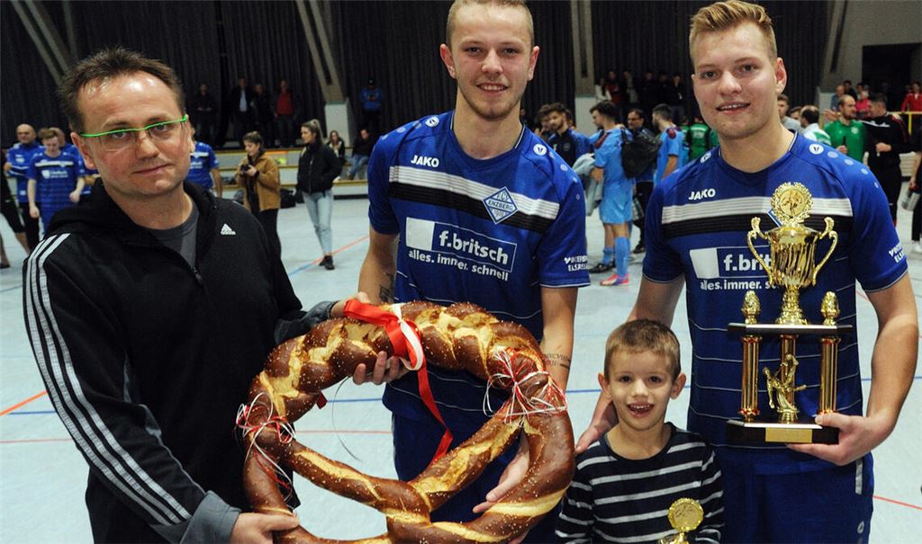 Sieger der bislang letzten Ausgabe des Brezel-Cups war 2019 Viktoria Enzberg. Von Hauptsponsor Jens Meeh (Bäckerei Meeh) bekamen Niklas Bergtold, Samuel und Nils Westermann (alle Viktoria Enzberg/v.li.) Pokale und die Riesenbrezel. Foto: Archiv