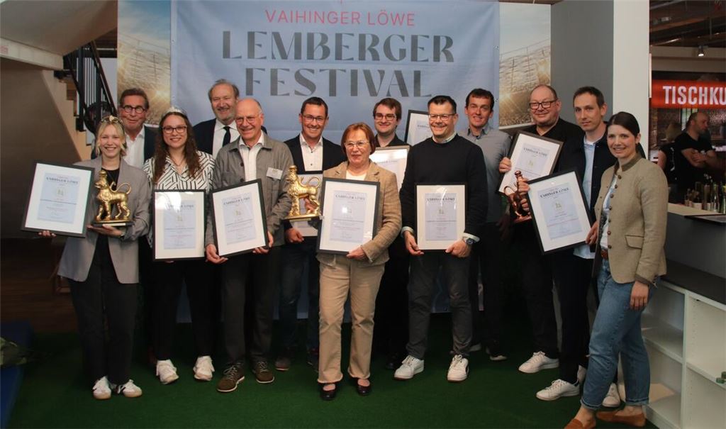 Sieger und Platzierte beim traditionellen Lemberger-Wettbewerb um den „Vaihinger Löwen“: in der Bildmitte Ingrid Ellwanger vom nationalen Sieger aus Weinstadt-Großheppach, links die württembergische Weinkönigin Kim Weißflog, neben ihr die Vaihinger Weinkönigin Maike Schillinger, dahinter Ferry Wittchen, Vorsitzender des „Lembergervereins“, und rechts Mara Walz von den Vaihinger „Weinlöwen“. Foto: Arning
