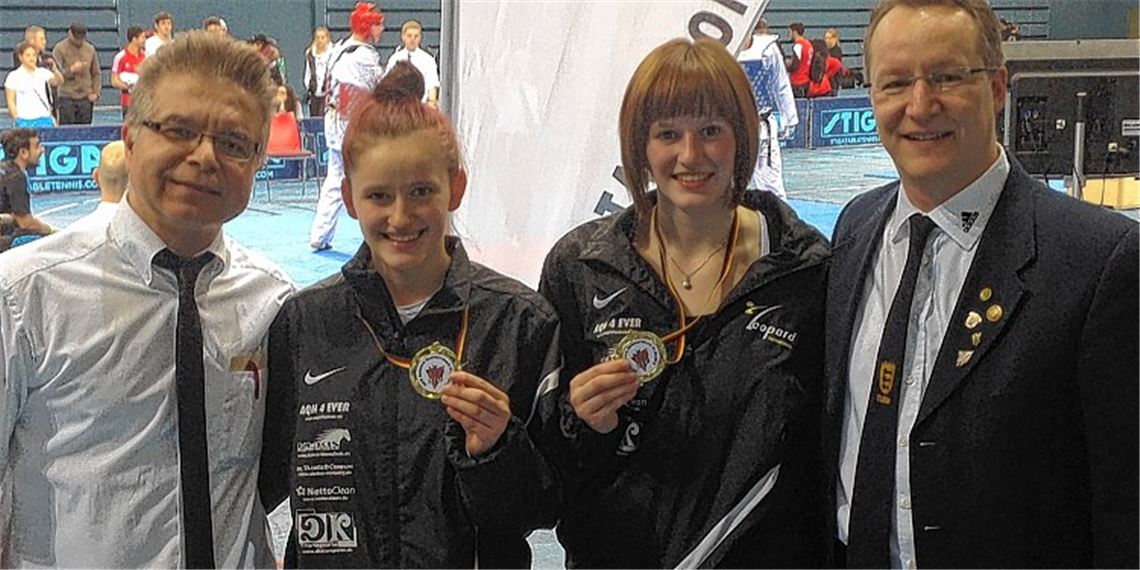 Siegerbild mit ihren Ex-Trainern aus Pforzheim und Mühlacker: Ibrahim Sönmezates, Roxana und Tamara Nothaft, Norbert Sievers (v.li.).
