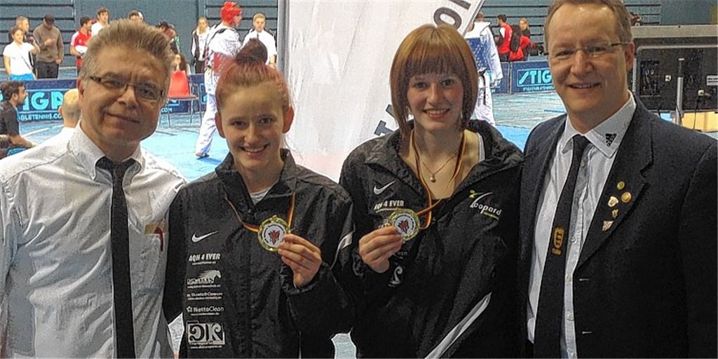 Siegerbild mit ihren Ex-Trainern aus Pforzheim und Mühlacker: Ibrahim Sönmezates, Roxana und Tamara Nothaft, Norbert Sievers (v.li.).