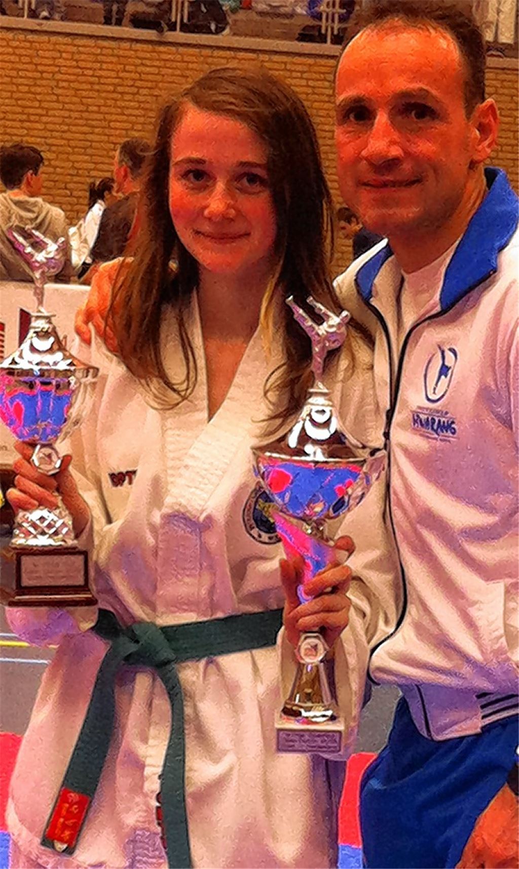 Siegerbild mit prominentem Ehrengast: Leonie Schniering gewinnt nicht nur zwei Wettbewerbe, sondern auch den dreimaligen „König des Taekwon-Do“ Tomaz Barada aus Slovenien für ein Erinnerungsfoto.