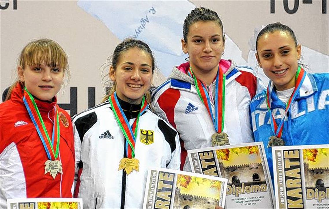 Siegerehrung: Die neue Europameisterin Anna Miggos (2. v. li.) hat die Goldmedaille und strahlt mit den Kontrahentinnen auf dem Podium um die Wette. Fotos: privat