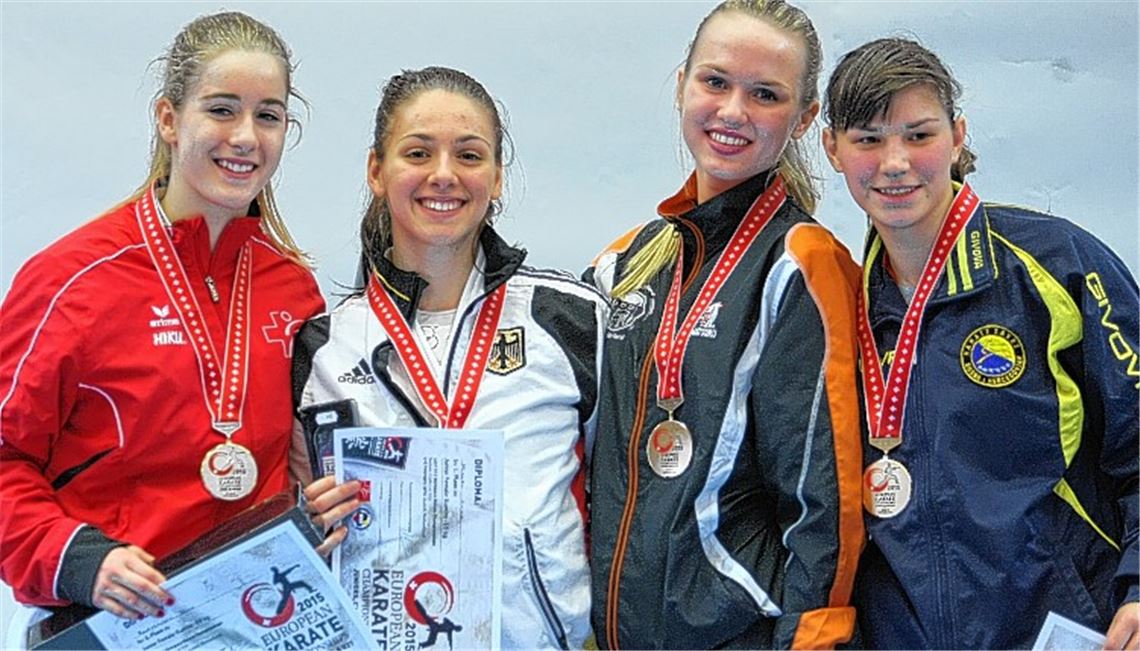 Siegerehrung: Die neue Europameisterin Anna Miggou (2.v.li.) mit der Zweiten Nina Radjenovic (li.) sowie den Gewinnerinnen der Bronzemedaille Lizzy Klappe und Delfina Tadic.
