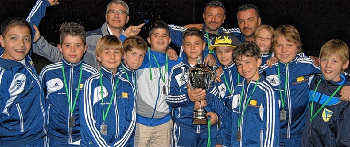 Siegerehrung am Abend: Die Phönix-Junioren freuen sich über die Trophäe. Foto: privat