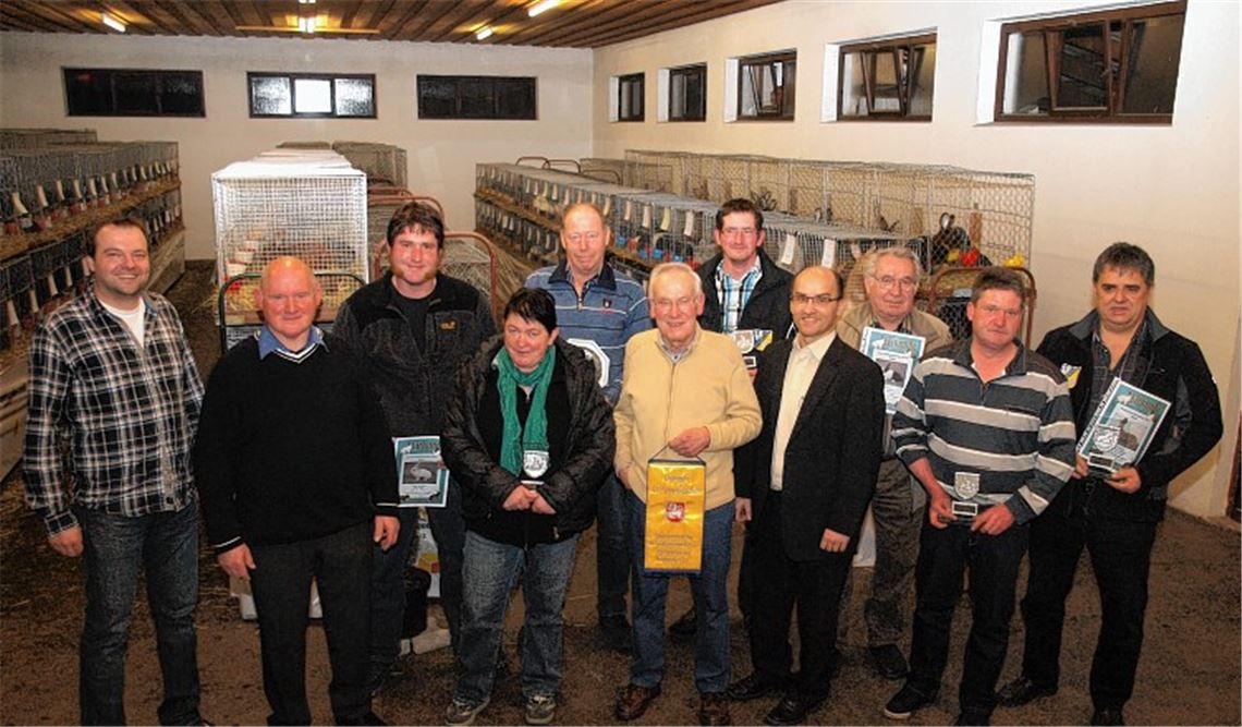 Siegerehrung bei der Kreiskaninchenschau: Vorsitzender Mannhardt, Fachwart Albrecht (v. li.) und Bürgermeister Harald Eiberger (4. v. re.) mit den Kreissiegern.