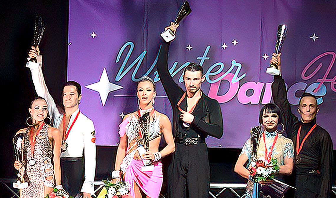 Siegerehrung bei der Latein-WM in Mülheim: Ganz oben auf den Treppchen stehen die ehemaligen Pforzheimer Marius-Andrei Balan und Khrystyna Moshenska. Foto: HEV/DTV
