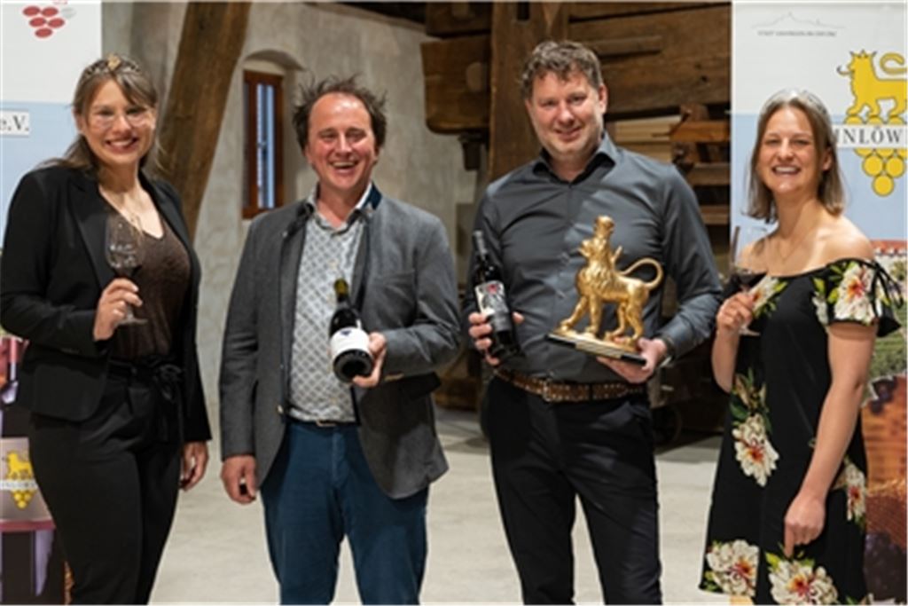 Siegerehrung der 30. Auflage des Wettbewerbs „Vaihinger Löwe“ (v.li.): die Württemberger Weinkönigin Tamara Elbl, Sven Ellwanger vom Weingut Bernhard Ellwanger, Joe Tesch vom Weingut Tesch und Jana Krause, Erste Vaihinger Weinkönigin. Foto: Bettina Meister