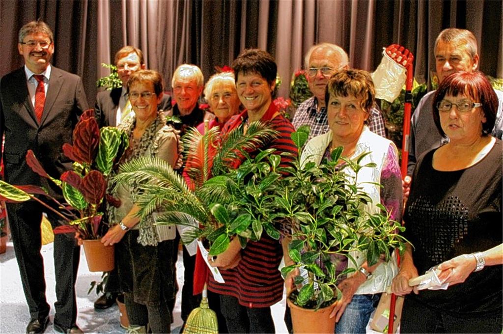 Siegerehrung nach dem Blumenschmuckwettbewerb in Großglattbach (v. li.): Michael Grosch, Erster Vorsitzender des OGV Großglattbach, Jürgen Metzger, Erster Vorsitzender des OGV-Kreisverbands Enzkreis/Pforzheim, und die erfolgreichen Teilnehmer Dorothee Haug, Herbert Feil, Irmgard Blessing, Gudrun Haug, Gerhard Haug, Rosemarie Blessing, Karlheinz Steinert und Mina Schäfer. Foto: Schurlik