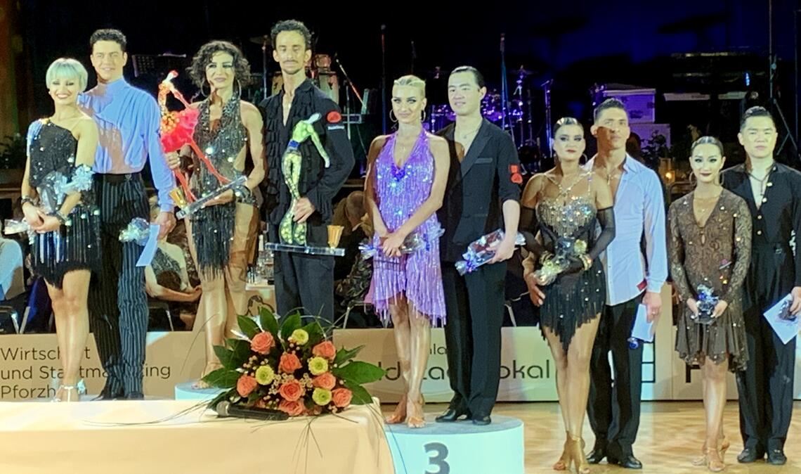 Siegerehrung nach dem Finale des Latein-Turniers (v.li.): Malthe Brinch Rohde/Sandra Sorensen (2.), die Sieger Guillem Pascua/Diandra Aniela Illes, Winson Tam/Anastasia Novikova (3.), Razvan Dumitrescu/Jacky Joos (4. SWC) und Wang Tian/Feng Xiezhuoyi (5.). Foto: SWC/WITTIG