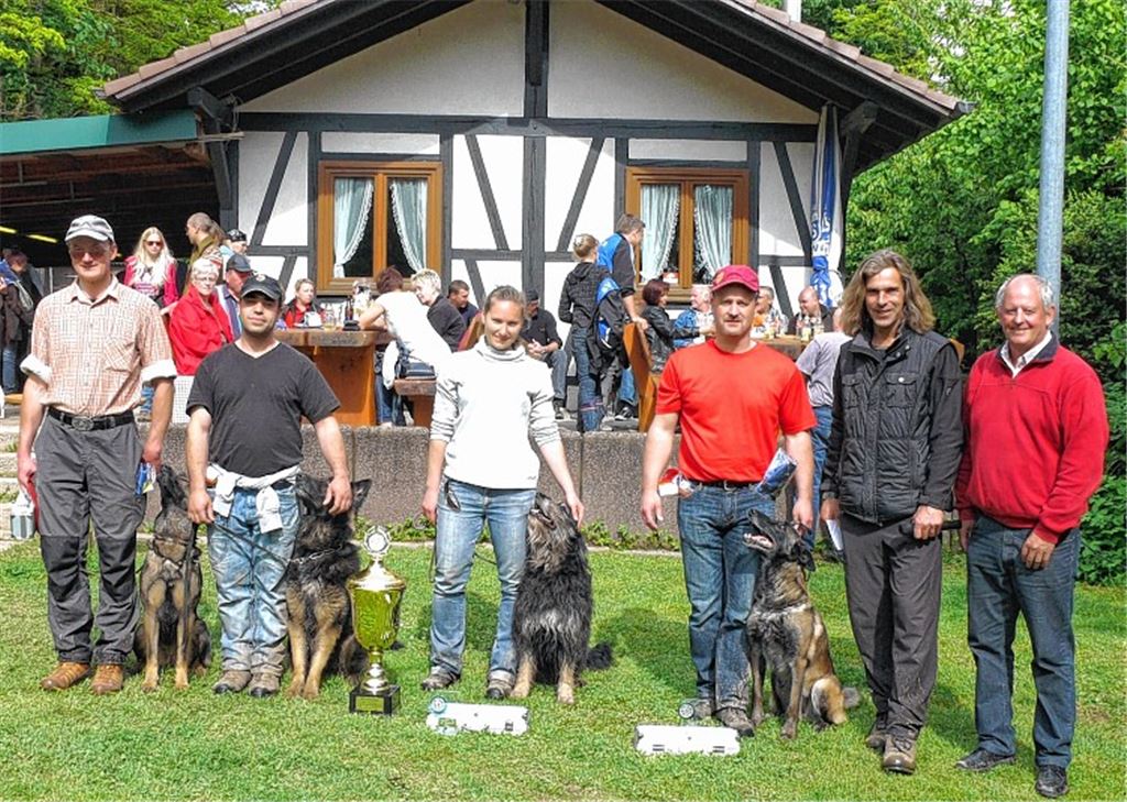Siegerehrung nach dem Mannschaftspokalwettkampf in Bauschlott: Den großen Wanderpokal überreicht HSV-Vorsitzender Heinrich Furrer (re.) an den Schäferhundeverein Ortsgruppe Mühlacker mit (v. li.) Thomas Hof, Angelo Saponetto, Julia Zimmermann und Volker Stoehrer. 