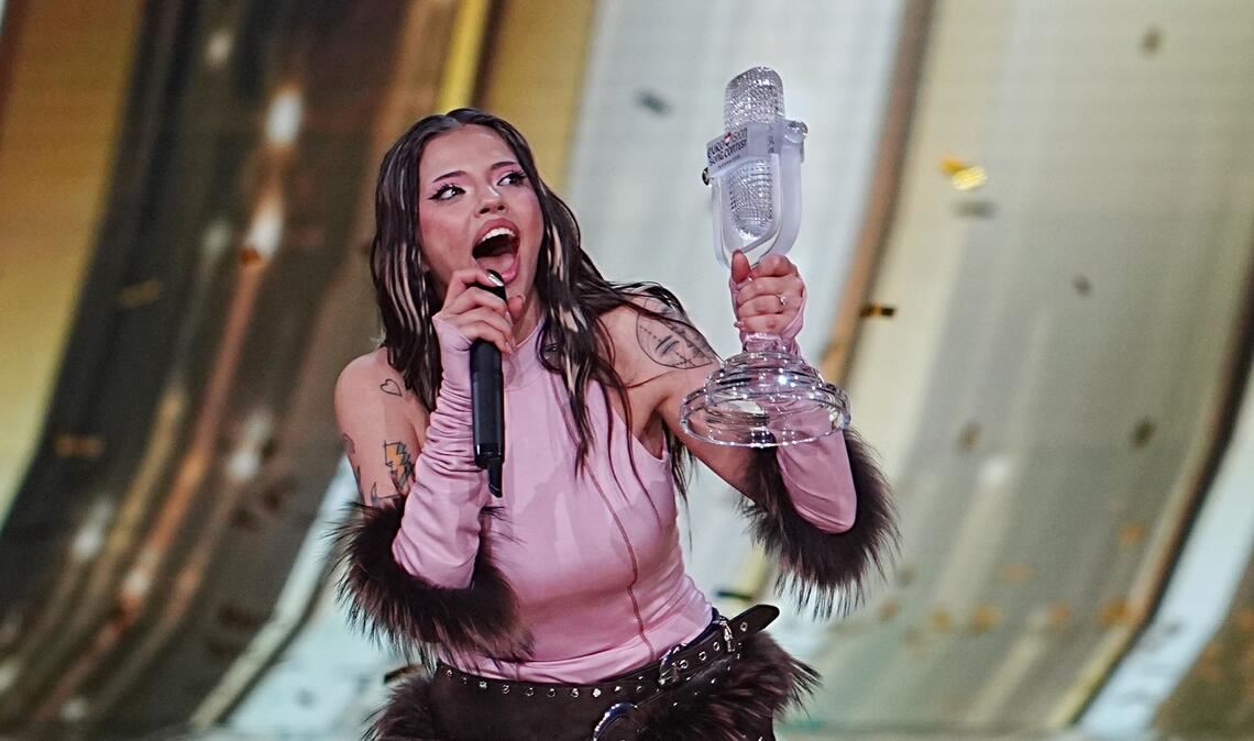 Siegerin Dara aus Bulgarien mit dem Titel "Bangaranga" jubelt mit der Trophäe im Finale des 70. Eurovision Song Contest (ESC) in der Wiener Stadthalle.