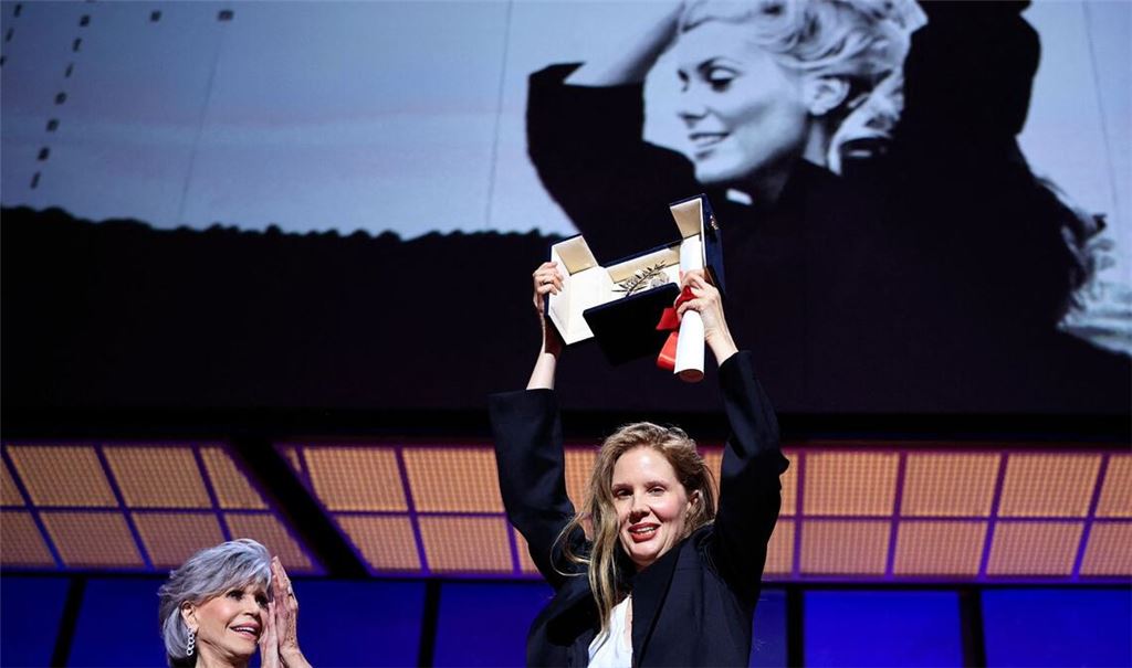 Siegerin  Justine Triet (re.) feiert mit Schauspielerin Jane Fonda ihren Preis.