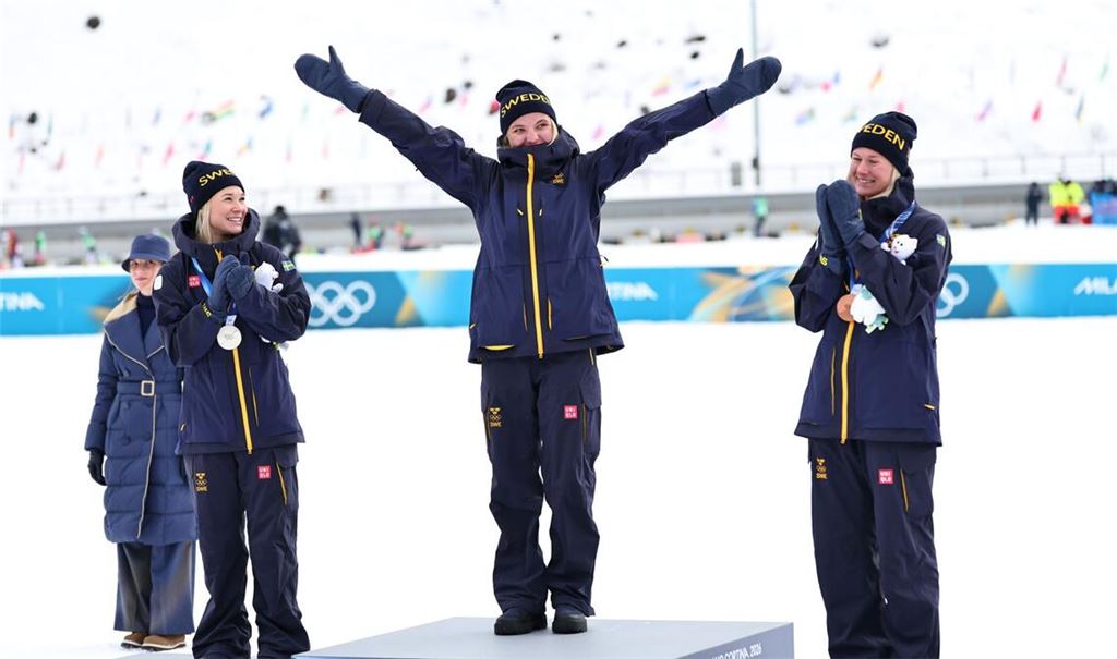 Siegerin Linn Svahn (Schweden/M) jubelt bei der Siegerehrung mit den Teamgefährten, der Zweitplatzierten Jonna Sundling (l) und der Drittplatzierten Maja Dahlqvist.