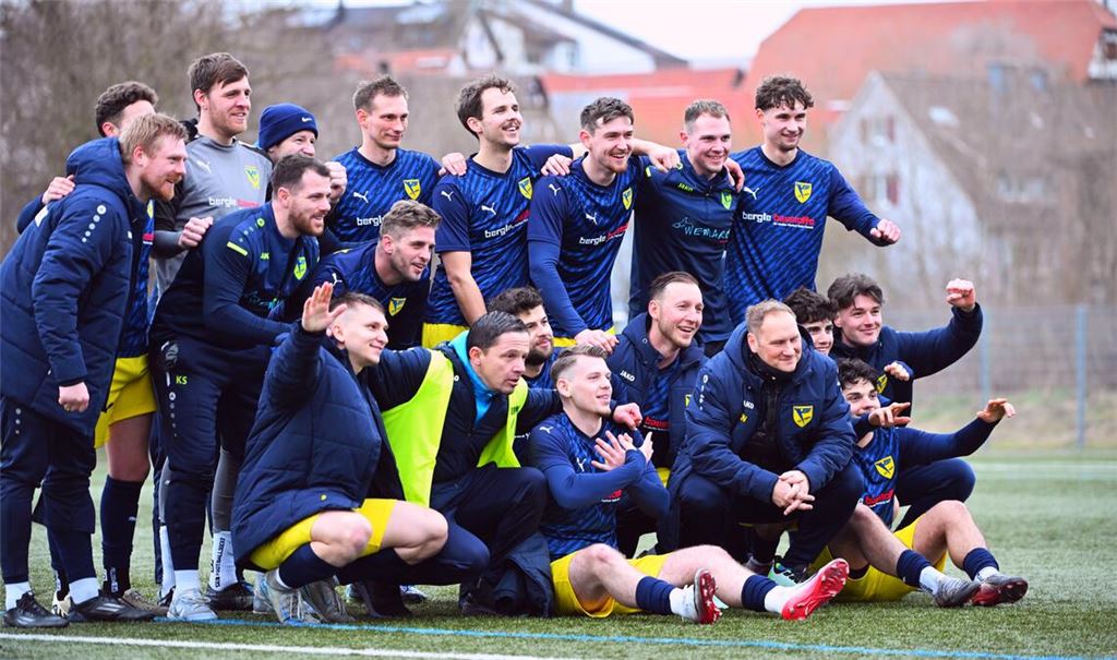 Siegerjubel: Die Lomersheimer Mannschaft freut sich über das 4:0. Fotos: Schüller