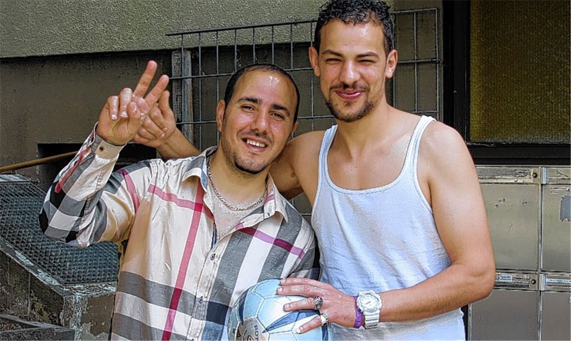 Siegerlächeln: Die beiden algerischen Fußballfans Moussa Boudefar (li.) und Abdel Hakim freuen sich über den Einzug ihres Nationalteams ins Achtelfinale der WM in Brasilien.
