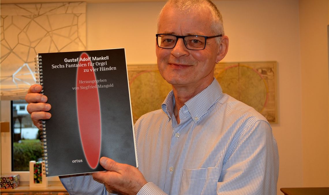 Siegfried Mangold und das Werk, das nur dank seiner Fleißarbeit erscheinen konnte. Fotos: Stahlfeld