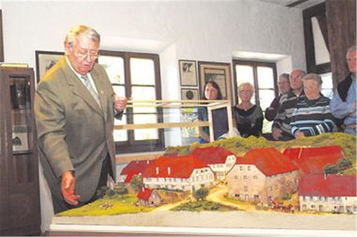 Siegfried Strobel stellte gestern im Museum auf dem Schafhof sein Modell vom Schafhof im Jahr um 1850 vor. Über 3000 Stunden arbeitete der Maulbronner am filigranen Werk. Foto: Appich