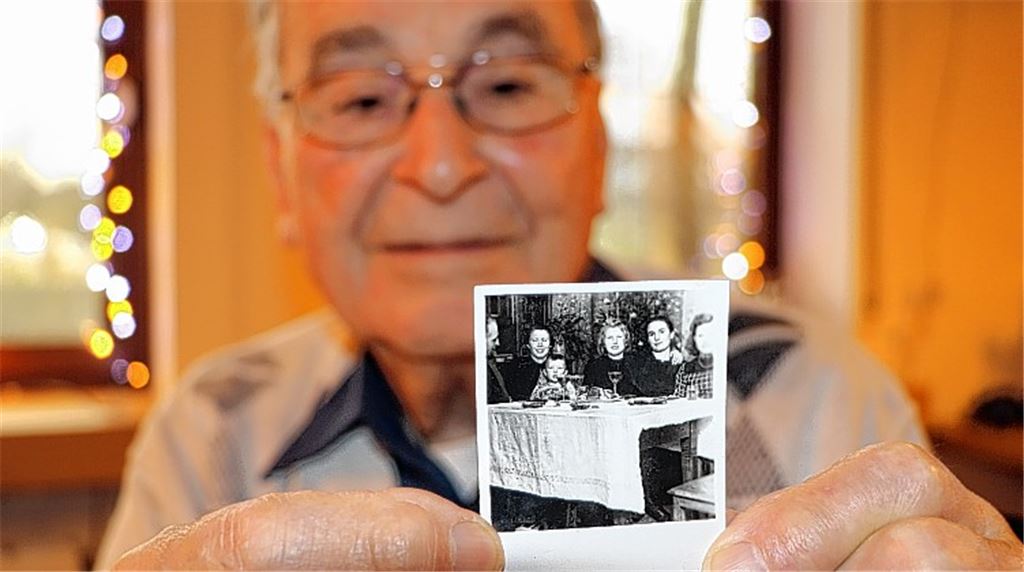 Siegmar Wagner zeigt eine Aufnahme von der Konfirmation seiner Alterskameradin Inge Hof (Mitte) an Weihnachten im Kriegsjahr 1944. Garcia Oliver