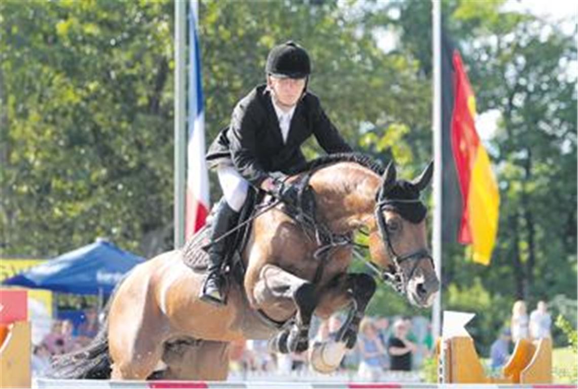 
Siegreiches Duo: Der Niederländer Leon Thijssen und der elfjährige Hengst Tyson gewinnen den großen Preis der S&G Automobil AG beim Pforzheimer Goldstadt-Cup.
Fotos: Tilo Keller
