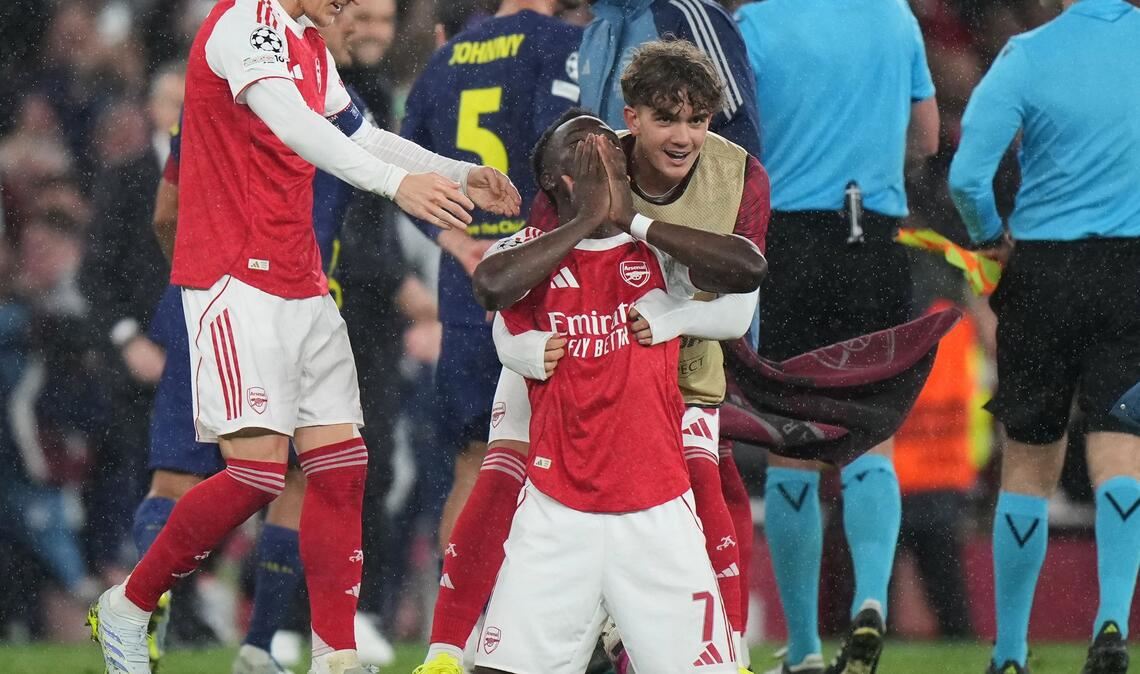 Siegtorschütze Bukayo Saka sackte nach dem Abpfiff überglücklich zusammen.