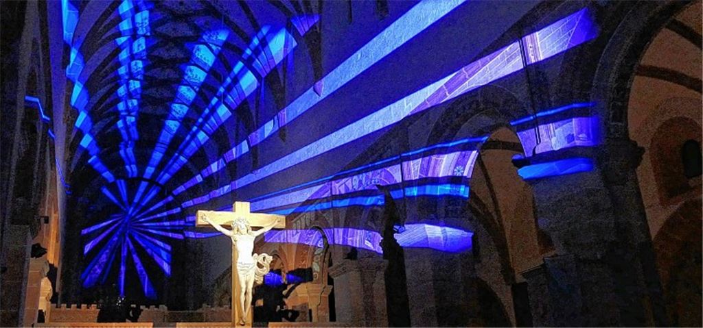LED-Künstler lassen Kloster erstrahlen