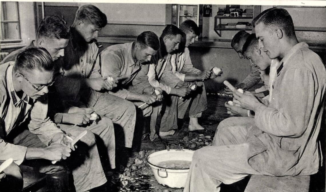 Sieht harmlos aus, war es aber nicht: Mitglieder des Reichsarbeitsdiensts beim Kartoffelschälen (um 1933/34).