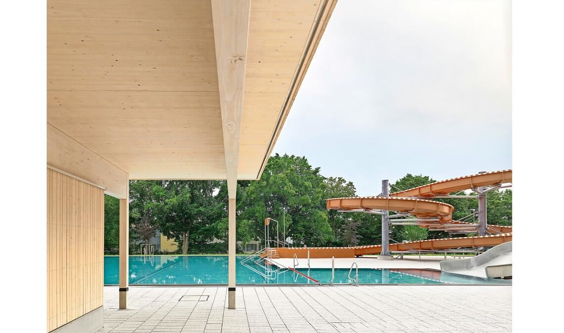 Sieht selbst bei bedecktem Himmel fröhlich aus: Das Freibad in Biberach, neu gebaut von den Stuttgarter ASP Architekten. Geöffnet montags 7-8 Uhr für Frühschwimmer, sowie täglich ab 9 Uhr. Adresse: Memminger Straße 1, 88400 Biberach an der Riß. Bei schlechtem Wetter ist das Freibad geschlossen. Die Badegäste können ins nahe gelegene Hallensportbad ausweichen.